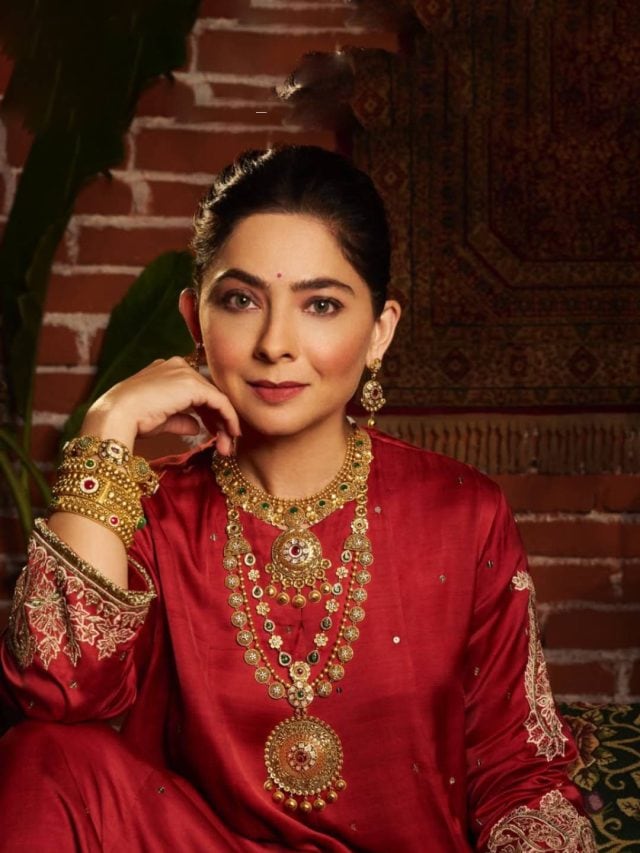 Sonalee Kulkarni traditional apsara look