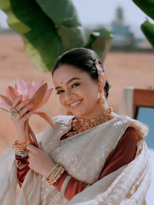 Gauri Kulkarni royal traditional look