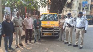 Dombivli traffic police checking school bus drivers | डोंबिवली वाहतूक पोलीस शालेय बस चालक तपासणी