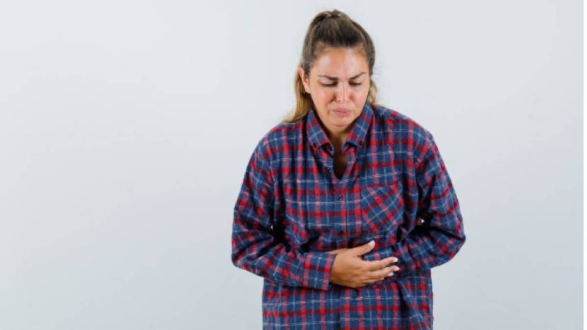 तर आता पोटात गॅस तयार होण्याचे कारण, त्यावर उपचार काय करायचे याबद्दल जाणून घेऊयात…संध्याकाळी पोटात गॅस होण्याची प्रमुख कारणे…दिवसभर जास्त प्रमाणात चहा आणि कॉफी पिणेखूप जास्त प्रमाणात खाणे किंवा वेगाने खाणेचुकीचा व्यायाम करणे किंवा चालणेएकाच वेळी जास्त प्रमाणात पाणी पिणेआहारात वाटाणे, चणे, राजमा, थंड सरबत, थंड लिंबूपाणी यांचे जास्त प्रमाणात सेवन करणे यासारख्या सवयी पचनसंस्थेतील वात दोष वाढवतात; ज्यामुळे पोटात जलद वायू तयार होतो. (फोटो सौजन्य: @Freepik)