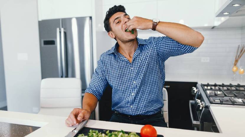 हळदीचे दूध प्या – झोपण्यापूर्वी कोमट दुधात थोडी हळद मिसळून प्यायल्याने गॅस आणि पोटफुगीपासून आराम मिळतो. जर्नल ऑफ बायोलॉजिकल केमिस्ट्री आणि इतर संशोधनांनुसार, हळदीतील कर्क्यूमिन हा घटक पित्ताशयाला पित्त तयार करण्यास उत्तेजित करतो. पित्त अन्नातील चरबी तोडण्यास मदत करतो. रात्रीचे जेवण योग्यरित्या पचत नसल्यास, ते पोटात कुजण्यास सुरुवात होते, ज्यामुळे गॅस तयार होतो. पण, हळदीचे दूध यावर रामबाण उपाय करते. (फोटो सौजन्य: @Freepik)