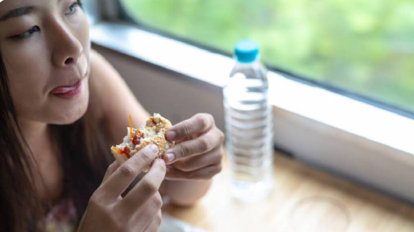 आजच्या धावपळीच्या जीवनात, आपल्या ताटातून आरोग्यदायी अन्न हळूहळू गायब होत चालले आहे. प्रक्रिया केलेले अन्न, जंक फूड, फास्ट फूड आणि पॅकेज्ड पदार्थ आपल्या रोजच्या आहारात भरपूर प्रमाणात दिसू लागले आहेत. त्यात असलेले रसायने, प्रिझर्व्हेटिव्ह्ज, ट्रान्स फॅट आपल्या आतड्यांना आतून हानी पोहोचवतात. सिगारेट आणि अल्कोहोल ओढण्याची सवय पचनसंस्थेला आणखी कमकुवत बनवतात. जास्त बर्गर, पिझ्झा, फ्रेंच फ्राईज आणि मेयोनेझ सारखे पदार्थ आतड्यांच्या भिंतींना चिकटतात. यामुळे अन्न योग्यरित्या पचत नाही आणि आतड्यात असलेल्या चांगल्या बॅक्टेरियाची संख्या कमी होऊ लागते. जेव्हा चांगले बॅक्टेरिया कमकुवत होतात तेव्हा गॅस, अ‍ॅसिडिटी, पोटफुगी आणि अपचन यासारख्या समस्या सुरू होतात. (फोटो सौजन्य: @Freepik)