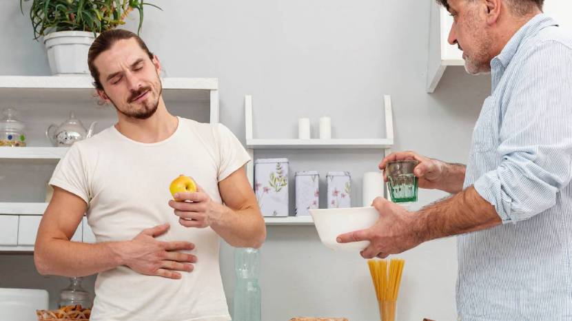 थंड पाणी पिऊ नका – माठातील पाणी शरीराच्या तापमानाच्या जवळ असते; जे संतुलित पचनसंस्था राखण्यास मदत करते. माठातील पाणी नैसर्गिक बाष्पीभवनामुळे थंड होते. त्याचे तापमान सामान्यतः २०°C-२५°C च्या आसपास असते, जे थंड असते पण धक्कादायक नसते. ते पचनसंस्थेला आकुंचन पावण्यापासून रोखते, ज्यामुळे पचन सोपे होते. (फोटो सौजन्य: @Freepik)