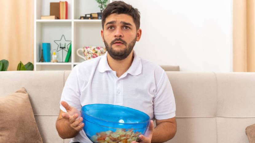 बडीशेप आणि साखरेची कँडी चावा – जेवणानंतर बडीशेप आणि साखरेची कँडी खाल्ल्याने अन्न जलद पचण्यास मदत होते आणि गॅस कमी होतो. सौंफ आणि साखरेची कँडी फक्त तोंडाला चव यावी म्हणून नसते, तर आयुर्वेद आणि आधुनिक विज्ञानानुसार ती पचनासाठी खूप उपयुक्त असते. आयुर्वेदात, बडीशेपला “मिश्रेय” म्हणतात आणि (वात, पित्त आणि कफ) या तिन्ही दोषांना संतुलित करतात. जर्नल ऑफ फूड सायन्समधील संशोधनानुसार, बडीशेपमध्ये अॅनेथोल, फेंचोन, एस्ट्रागोल सारखी संयुगे असतात. हे संयुगे पोटाच्या स्नायूंना आराम देतात आणि जठरासंबंधी हालचाल वाढवतात, ज्यामुळे अन्न आतड्यांमधून जलद गतीने जाते. (फोटो सौजन्य: @Freepik)