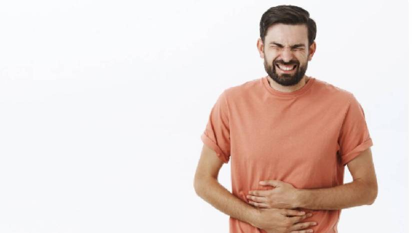 काही लोकांना सकाळी रिकाम्या पोटी जास्त गॅस होतो, तर काहींना संध्याकाळी गॅसचा त्रास सुरू होतो. आयुर्वेदिक तज्ज्ञ नित्यानंदम श्री यांच्या मते, संध्याकाळी गॅस तयार होण्याचे सर्वात मोठे कारण म्हणजे चुकीची जीवनशैली आणि वाईट सवयी. सतत बसणे, शारीरिक हालचालींचा न करणे, अनियमित खाण्याच्या सवयीमुळे पचनसंस्था मंदावते. रात्रीच्या काही वाईट सवयींमुळेही पोटात गॅस तयार होतो. (फोटो सौजन्य: @Freepik)