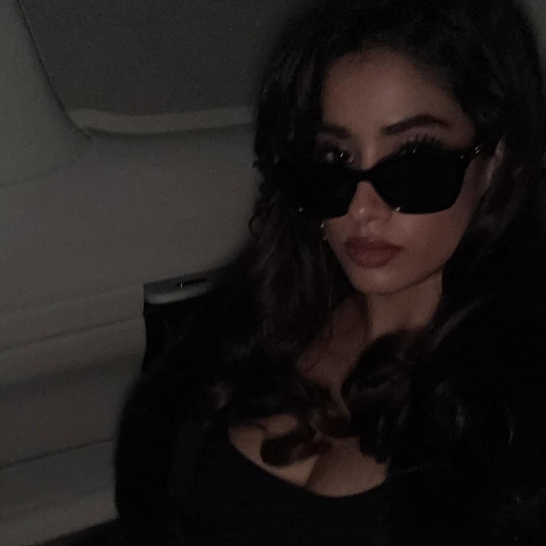 janhvi kapoor in parents room