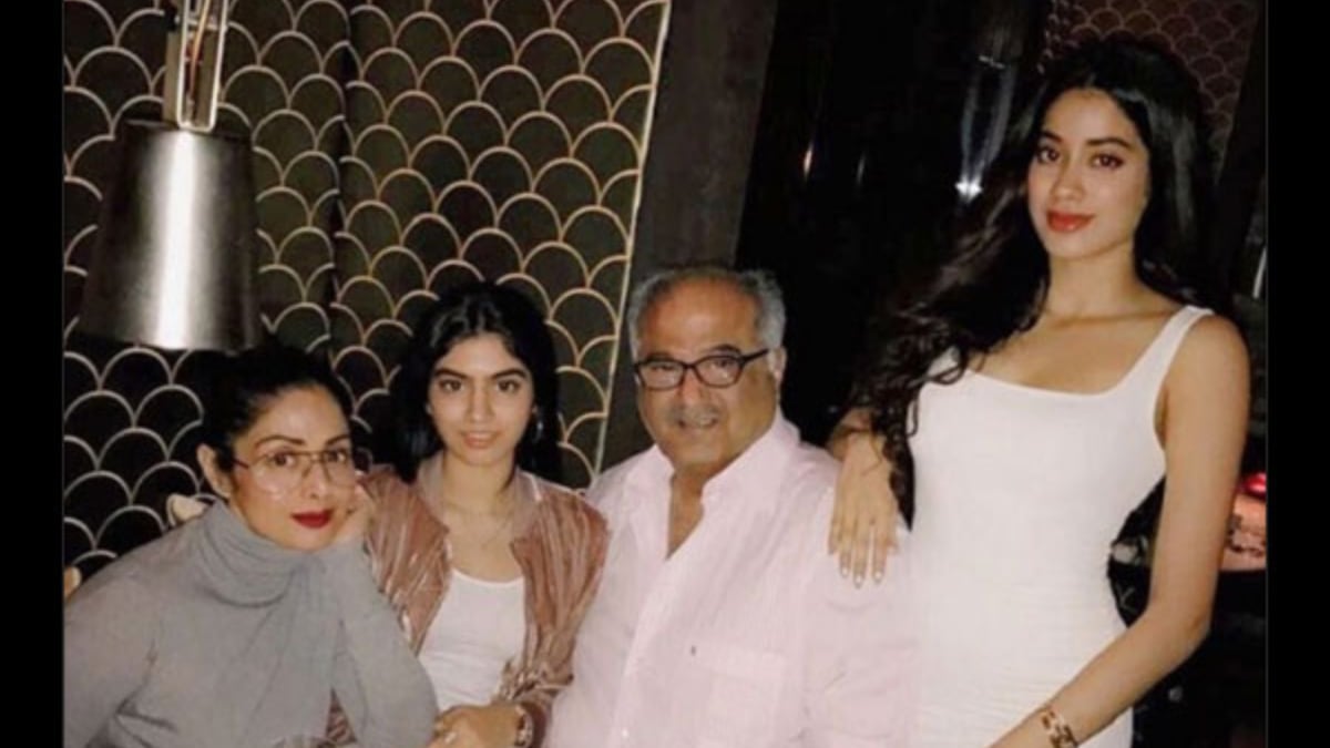 janhvi kapoor in parents room