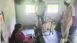 गांधीमार्गाचे वर्तमान: सरकारी एकाधिकाराने खादीची घुसमट