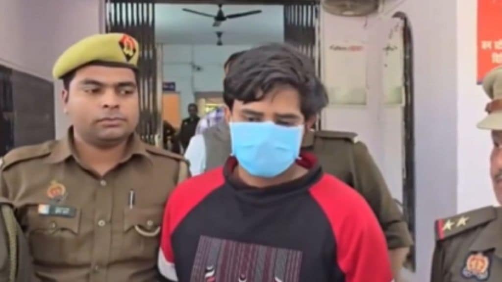 लखनौ येथे वडिलांच्या हत्येचा आरोप असलेल्या २१ वर्षीय अक्षतने कॅमेऱ्यासमोर कबुली दिली आहे. (फोटो- पीटीआय) लखनौ येथे वडिलांच्या हत्येचा आरोप असलेल्या २१ वर्षीय अक्षतने कॅमेऱ्यासमोर कबुली दिली आहे. (फोटो- पीटीआय)