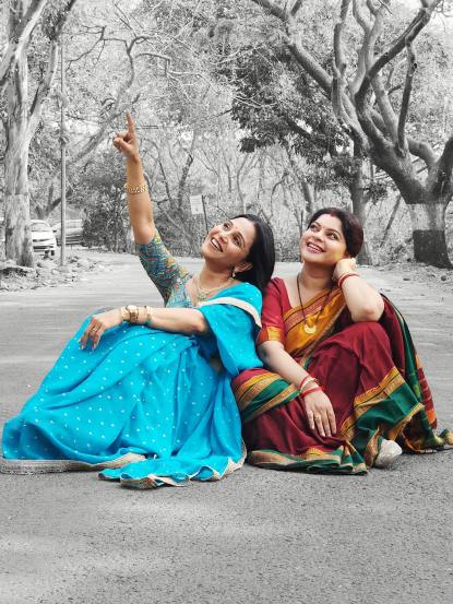 मानसी व स्नेहा यांनी आतापर्यंत अनेक हिंदी मालिकांमध्ये प्रमुख भूमिका साकारल्या आहेत.