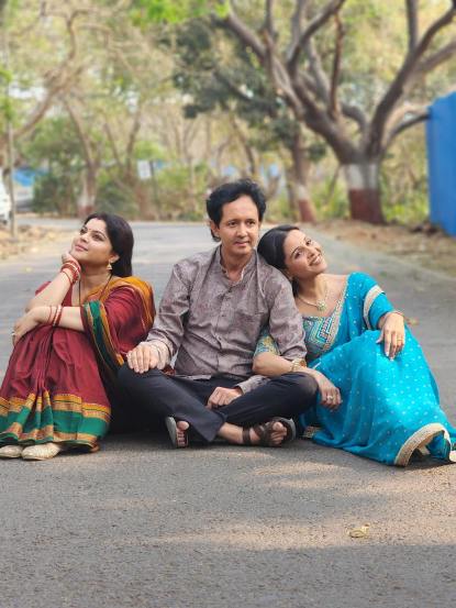 मालिकेत दोघी सख्या बहिणी दाखवल्या असल्या तरी त्यांच्यामध्ये मोठा वाद आणि मतभेद असल्या कारणाने त्या एकमेकींपासून दुरावलेल्या असतात. परंतु, दोघींचं ऑफस्क्रीन एकमेकींशी खूप चांगला जमत असल्याचं दोघी शेअर असलेल्या फोटो व व्हिडीओमधून पाहायला मिळतं.