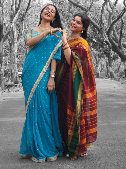 आतासुद्धा स्नेहा वाघने एक पोस्ट शेअर केली आहे. ज्यामध्ये तिचे व मानसीचे एकमेकींबरोबरचे फोटो पाहायला मिळत आहेत. जे त्यांनी फिल्मसिटीत काढले आहेत. याला तिने आम्ही फक्त दिसत नाही तर ऑनस्क्रीन आणि ऑफस्क्रीन जगतोसुद्धा.