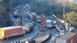 मुंबई पुणे दृतगती मार्गावर पुन्हा वाहतूक कोंडी, घाटपरिसरात वाहनांच्या लांबच लांब रांगा