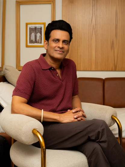 मनोज बाजपेयी - मनोज बाजपेयी यांनी त्यांच्या सहज सुंदर अभिनयाने अनेकांच्या मनावर छाप सोडली आहे. 'सत्या'मधून त्यांनी स्वत;ची वेगळी ओळख निर्माण केली. परंतु, ओटीटीवरील 'द फॅमिली मॅन' या सीरिजने त्यांना एक वेगळी ओळख मिळवून दिली.