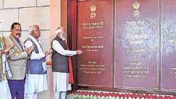 देशवासीयांच्या आकांक्षा पूर्ण करण्यासाठी ‘सेवा तीर्थ’, पंतप्रधान नरेंद्र मोदी यांच्याकडून गौरव