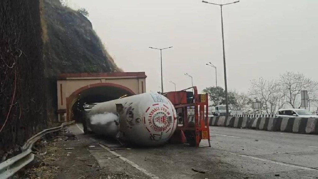 Gas tanker overturns on Mumbai-Pune Expressway