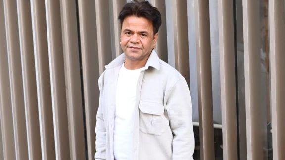 rajpal yadav brother shripal said that no financial help reached actor surrenders in cheque bounce case him