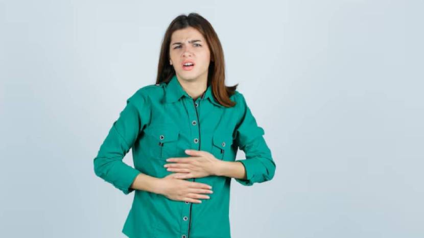 अर्जुनाची साल – सकाळी एका ग्लास पाण्यात अर्धा चमचा अर्जुनाची साल पावडर मिसळून प्यायल्याने पोटातील गॅसपासून आराम मिळतो. जर्नल ऑफ एथनोफार्माकोलॉजीमध्ये प्रकाशित झालेल्या संशोधनानुसार, अर्जुनाची साल गॅस्ट्रोप्रोटेक्टिव्ह गुणधर्मांनी परिपूर्ण आहे. त्यामध्ये असलेले टॅनिन आणि सॅपोनिन्स पोटाच्या श्लेष्मल त्वचेवर एक संरक्षक थर तयार करतात. जेव्हा पोटाचे अस्तर निरोगी असते तेव्हा आम्ल संतुलन राखले जाते. यामुळे जास्त आम्ल उत्पादन रोखले जाते, जे गॅस आणि छातीत जळजळ होण्याचे एक प्रमुख कारण आहे. (फोटो सौजन्य: @Freepik)