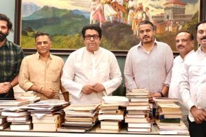 Rohit Pawar meeting Raj Thackeray at Shivtirth