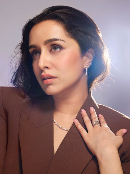 शिवांगी व शक्ती यांच्या मुलांची नाव श्रद्धा व सिद्धांत आहेत. त्यांची लेक श्रद्धा बॉलीवूडमधील आघाडीच्या अभिनेत्रींपैकी एक आहे. (फोटो : इन्स्टाग्राम))