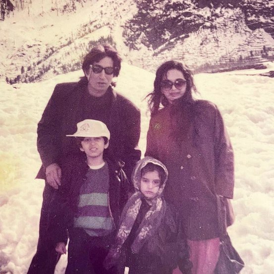 एबीपीच्या वृत्तानुसार शक्ती कपूर याबद्दल म्हणालेले, “शिवांगी आणि मी पळून जाऊन लग्न केलं. आम्ही प्रेमात पडलो होतो, पण कुटुंबीयांचा विरोध होता म्हणून आम्ही पळून जाऊन लग्न केलं. ती मराठी आहे आणि मी पंजाबी. मी खलनायकाची भूमिका साकारल्याने माझी वेगळी ओळख तायर झालेली आणि त्यांच्या कुटुंबीयांची सहमती नव्हती, म्हणून आम्हाला पळून जाऊन लग्न करावं लागलं.”