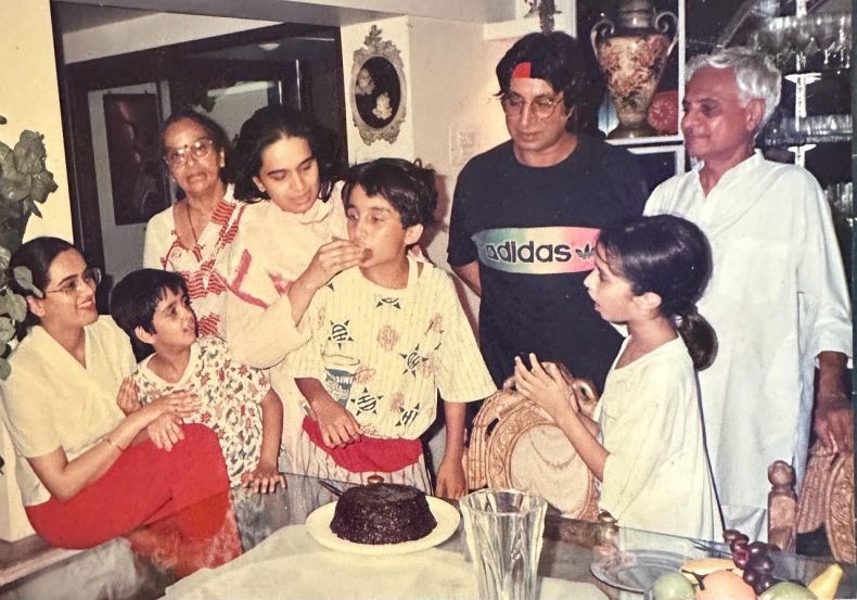 शक्ती कपूर यांनी अभिनेत्री पद्मिनी कोल्हापुरे यांची बहीण शिवांगी कोल्हापुरेंसह पळून जाऊन लग्न केलं.