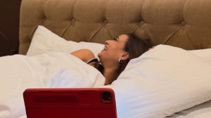 दोन वेळा घटस्फोटित अभिनेत्रीने शेअर केलेले बेडरूममधील फोटो चर्चेत