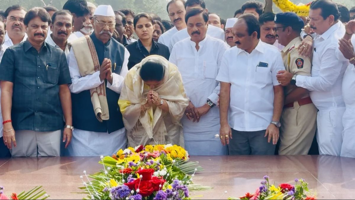 sunetra-pawar-pays-tribute-to-yashwantrao-chavan-karad