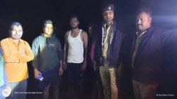 VIDEO : वैतरणा खाडीत धावत्या लोकलमधून तरुण पडला, रेल्वे कर्मचारी आणि स्थानिकांच्या प्रसंगावधानामुळे वाचले तरुणाचे प्राण