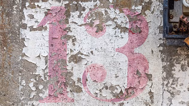 १३ तारखेला शुक्रवार येणं हे जगातील सर्वात जास्त ओळखल्या जाणाऱ्या अंधश्रद्धाळू तारखांपैकी एक आहे. अनेकांसाठी हा दिवस भीती आणि अस्वस्थतेचे प्रतीक आहे, तर काहींसाठी ही तारीख फक्त एक सांस्कृतिक कुतूहल आहे. त्याचे महत्त्व इतिहास, धर्म, लोककथा आणि लोकप्रिय संस्कृतीच्या मिश्रणातून येते. (स्रोत: विकिमीडिया कॉमन्स द्वारे छायाचित्र)