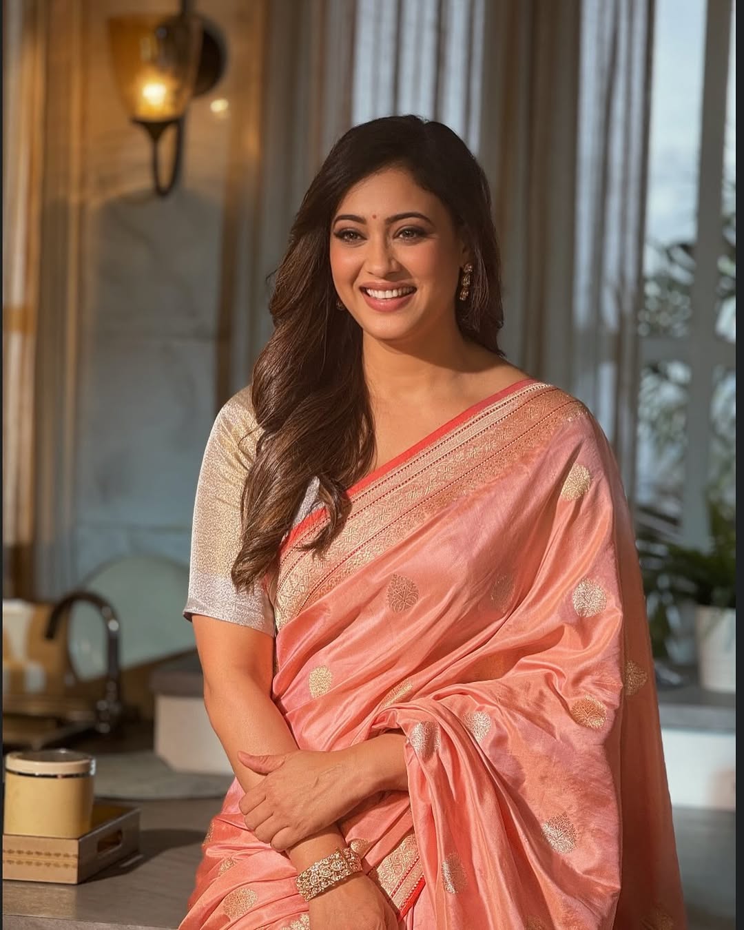 Shweta Tiwari red saree look, Shweta Tiwari traditional photoshoot