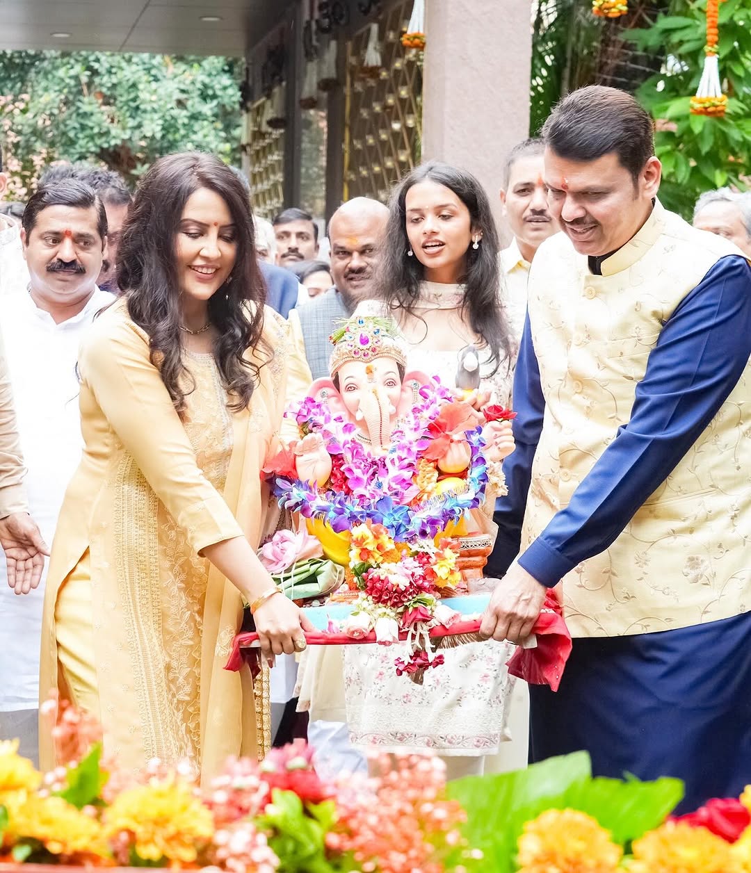 does amruta fadnavis call cm devendra fadnavis devabhau