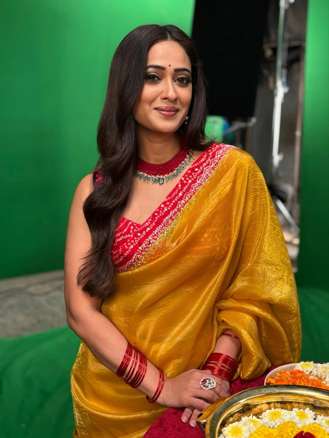 Shweta Tiwari red saree look, Shweta Tiwari traditional photoshoot