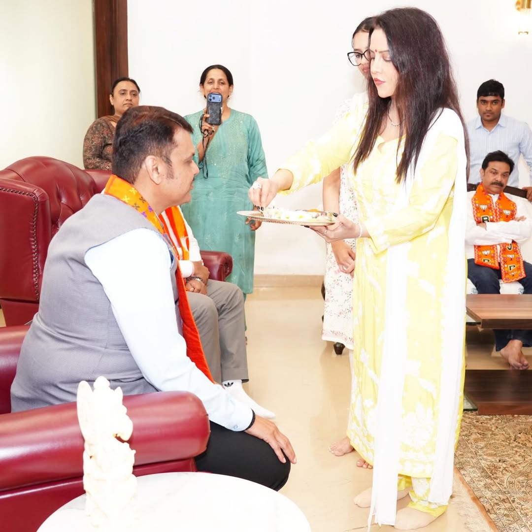 does amruta fadnavis call cm devendra fadnavis devabhau