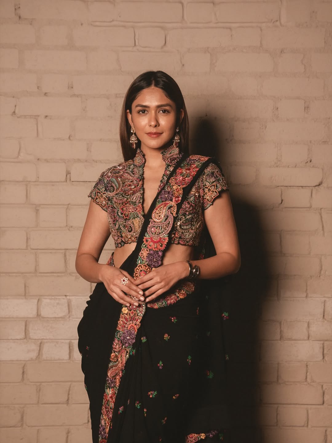 Mrunal Thakur Dagdusheth Ganpati Pune visit