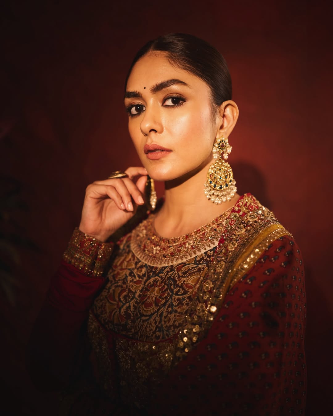 Mrunal Thakur Dagdusheth Ganpati Pune visit