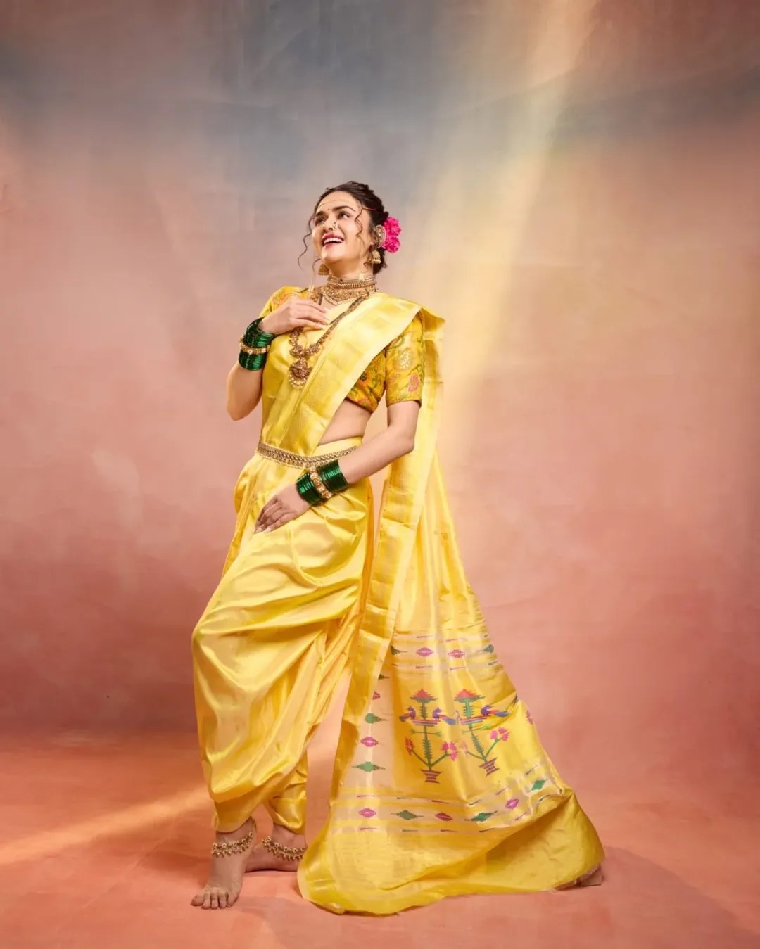 Amruta Khanvilkar saree look