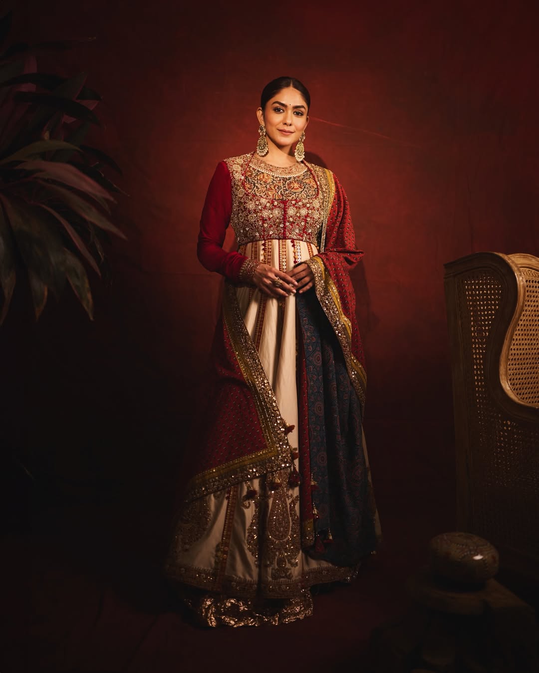 Mrunal Thakur Dagdusheth Ganpati Pune visit