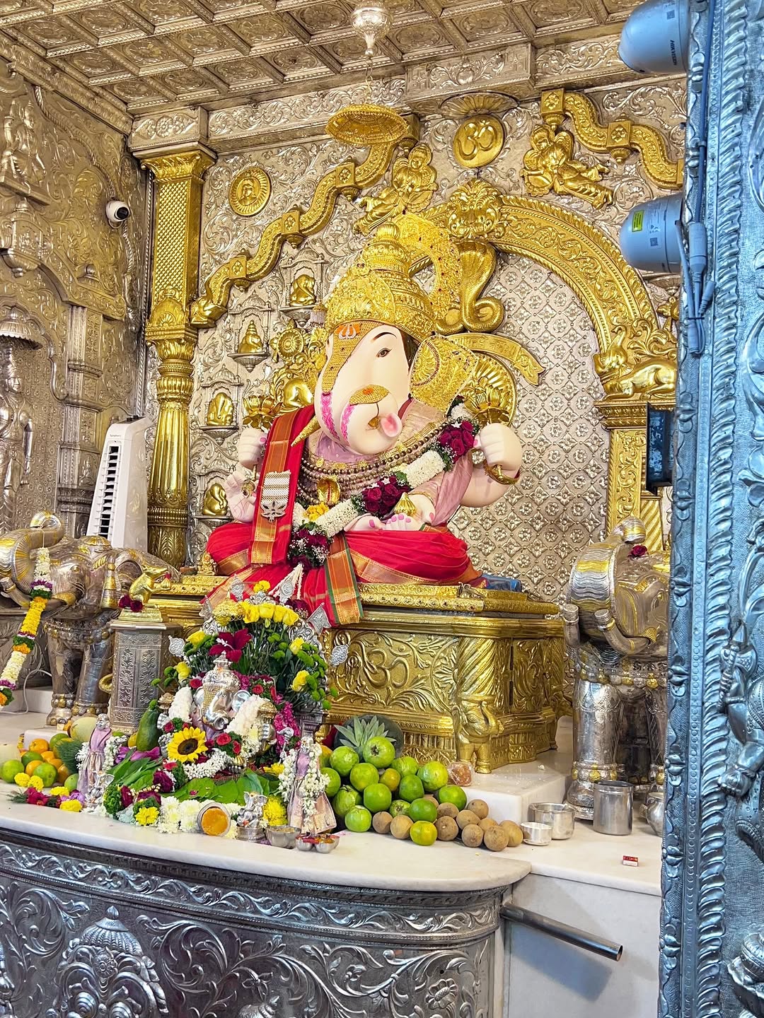 Mrunal Thakur Dagdusheth Ganpati Pune visit