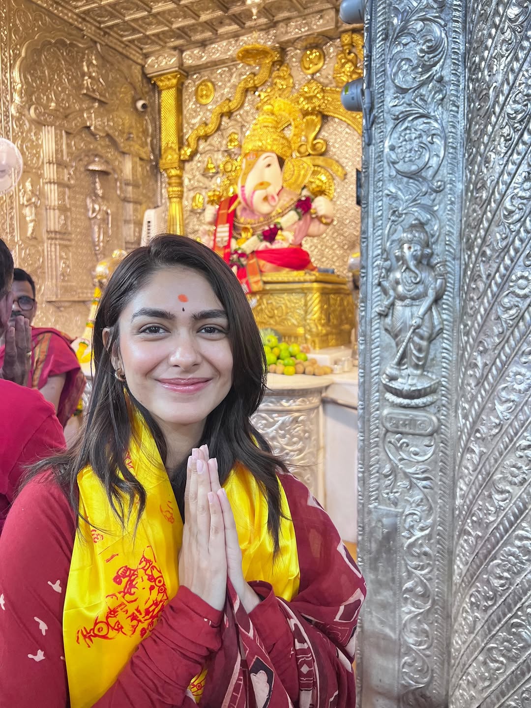 Mrunal Thakur Dagdusheth Ganpati Pune visit
