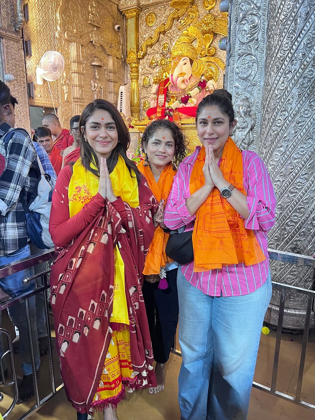Mrunal Thakur Dagdusheth Ganpati Pune visit