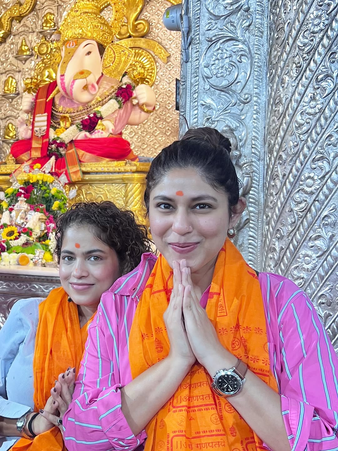 Mrunal Thakur Dagdusheth Ganpati Pune visit