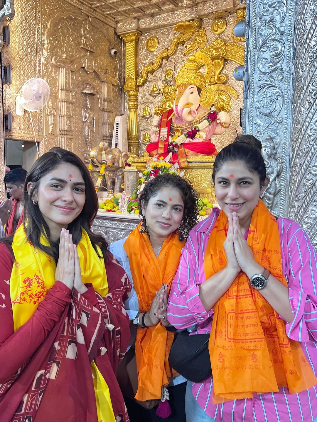 Mrunal Thakur Dagdusheth Ganpati Pune visit