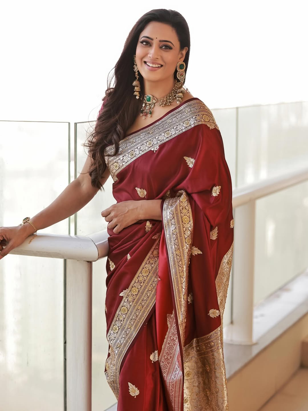 Shweta Tiwari red saree look, Shweta Tiwari traditional photoshoot