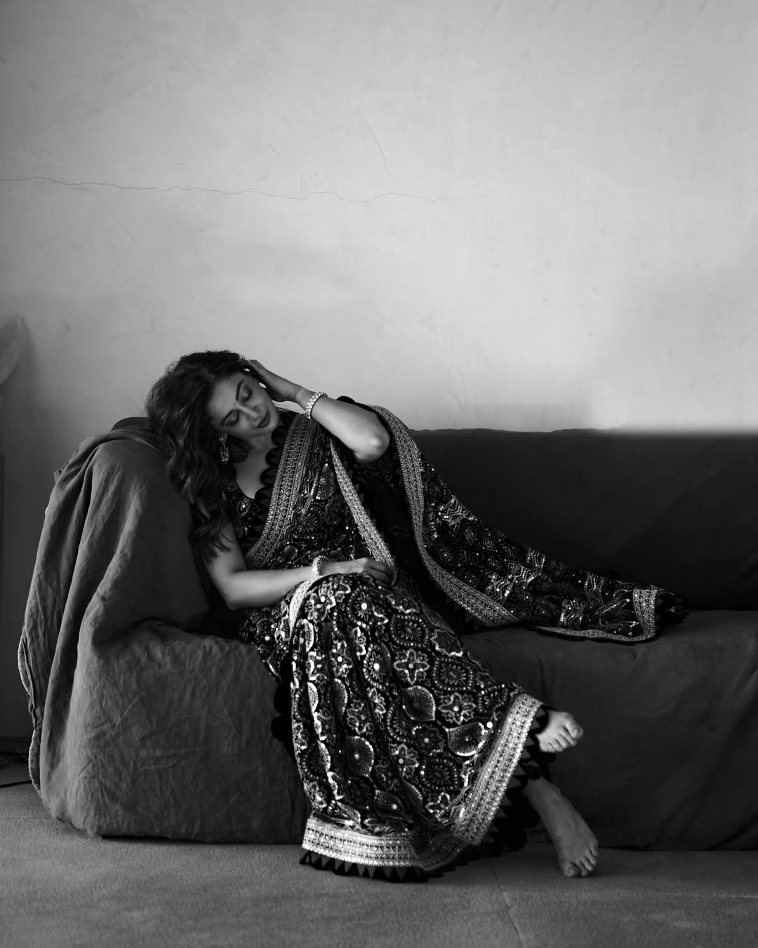 Neha Pendse saree look, Neha Pendse photoshoot black and white