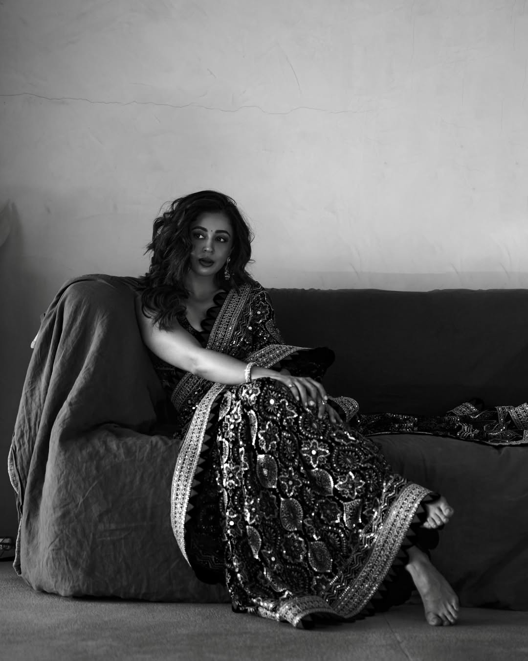 Neha Pendse saree look, Neha Pendse photoshoot black and white