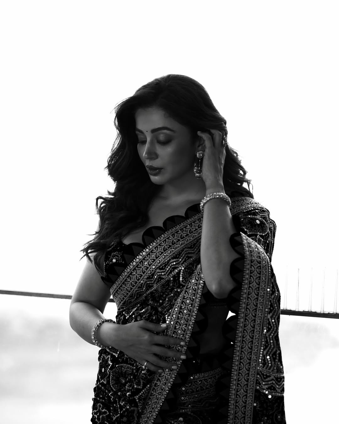 Neha Pendse saree look, Neha Pendse photoshoot black and white