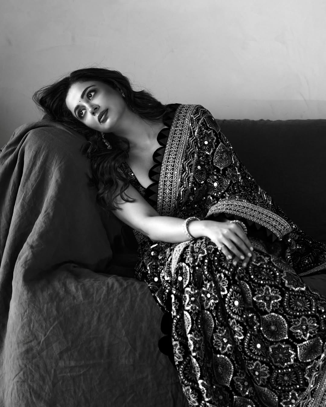 Neha Pendse saree look, Neha Pendse photoshoot black and white