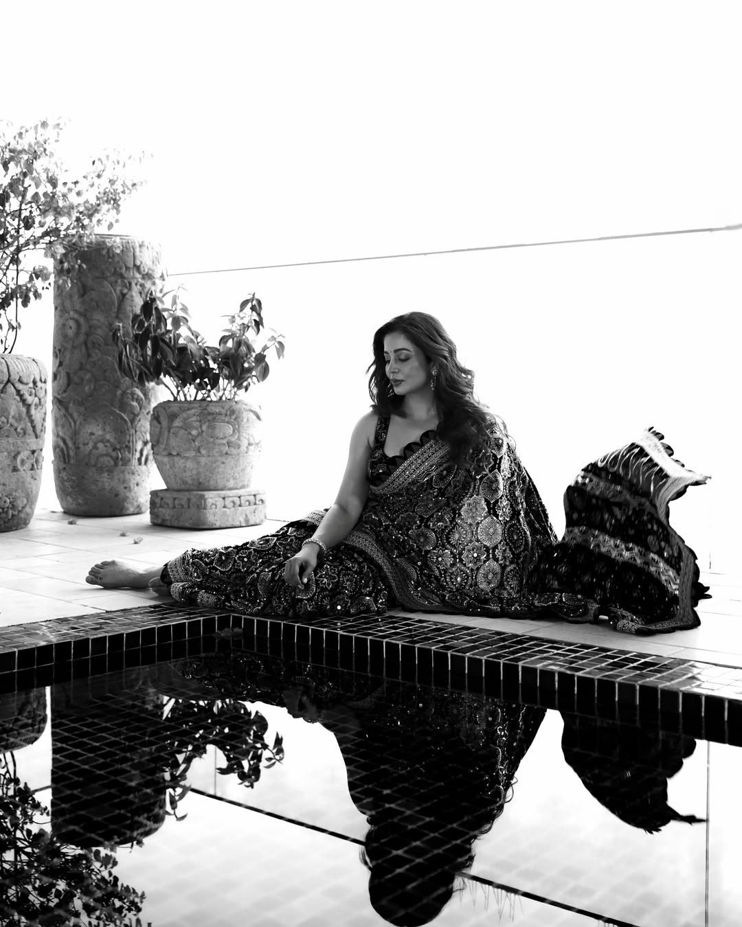 Neha Pendse saree look, Neha Pendse photoshoot black and white