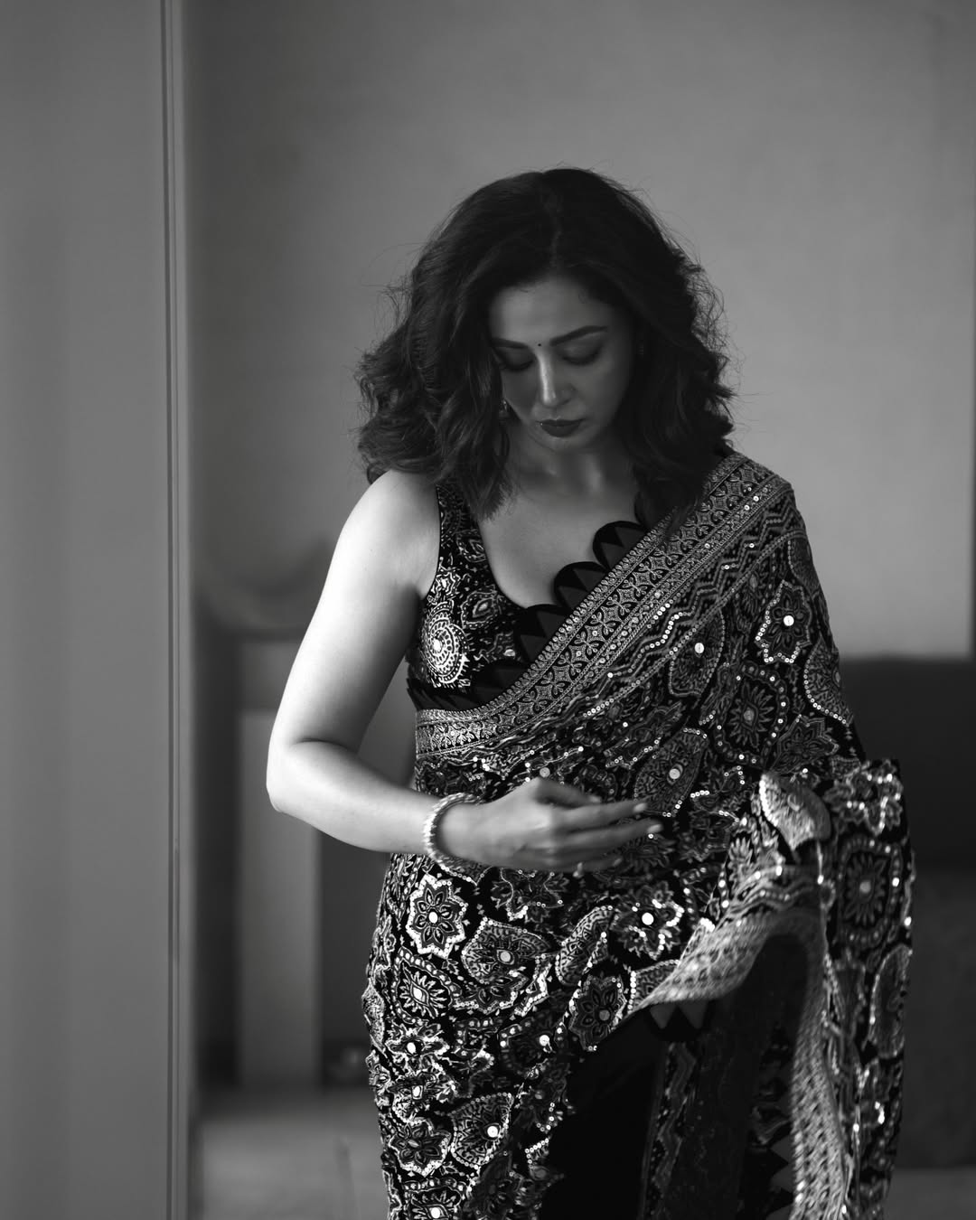Neha Pendse saree look, Neha Pendse photoshoot black and white